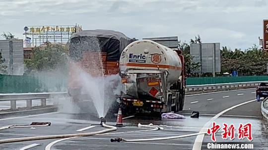 圖為處置現(xiàn)場。王蕾 攝 尹海明 攝