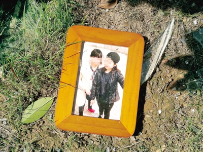 爆炸發(fā)生后,散落在外的物品