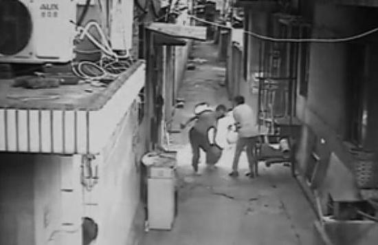 柳兆偉拖著冒火的煤氣瓶往河邊跑。視頻截圖